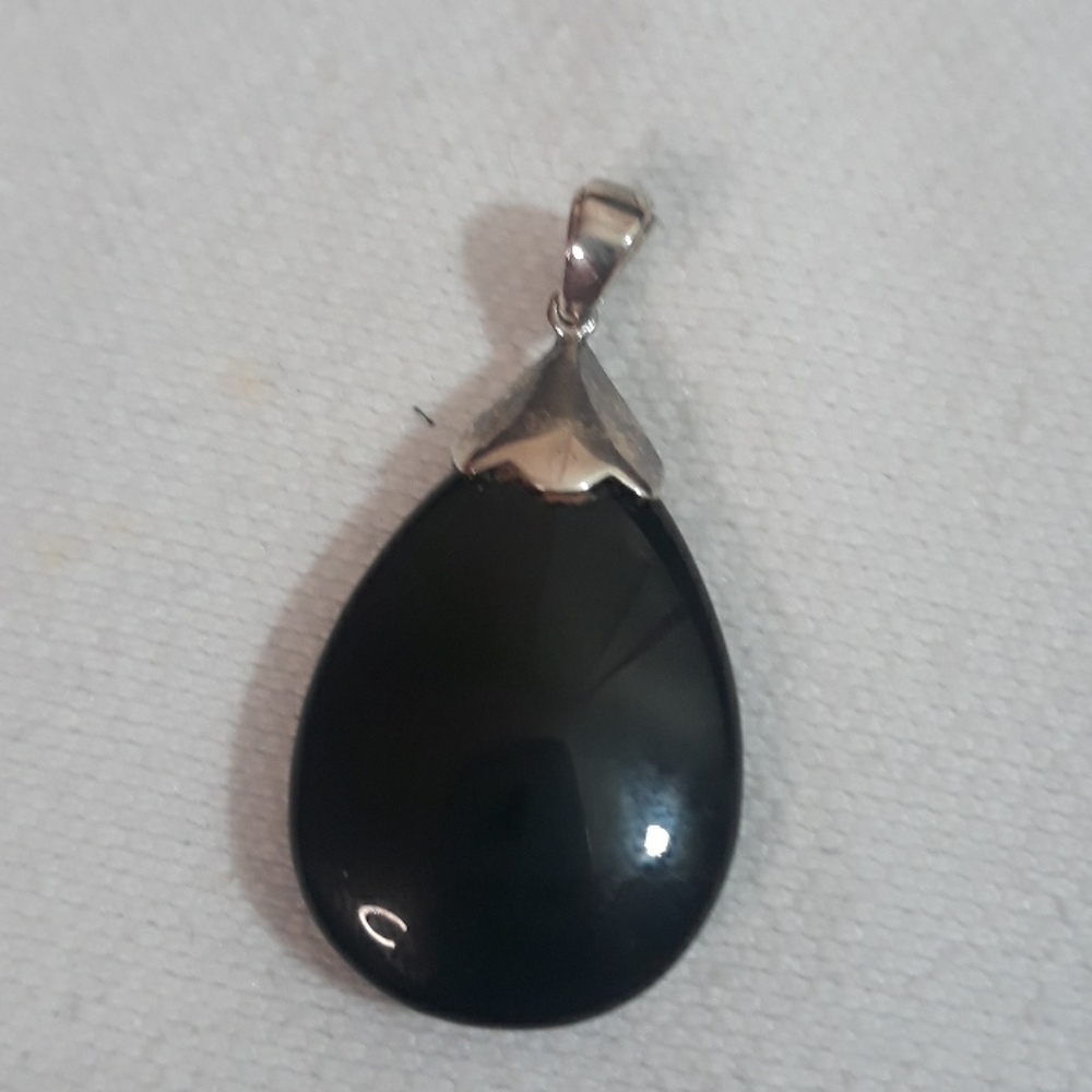 Sterling marquisite holding black onyx pendant - Picture 3 of 5